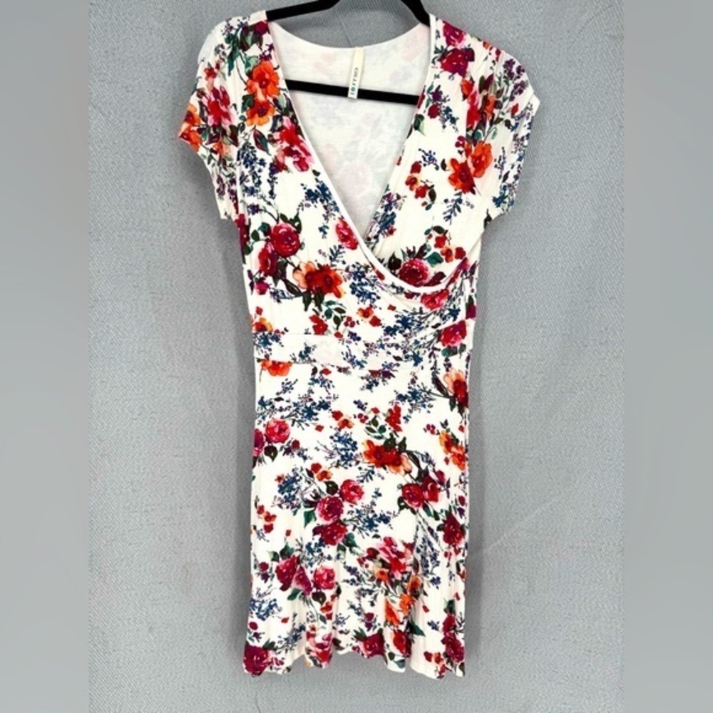 Gilli Floral Mini wrap, dress V-neck, short sleeve Dress - White and Red
